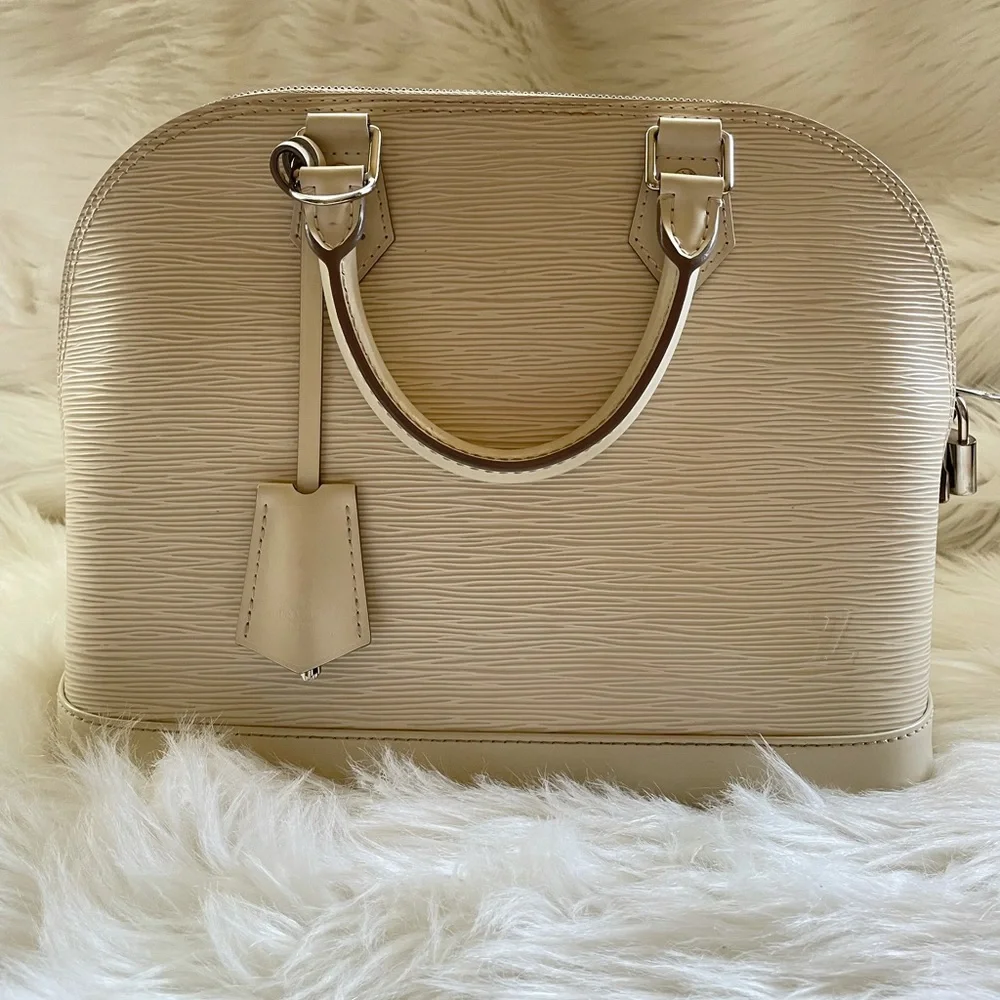 Louis Vuitton Alma Handbag in Cream
